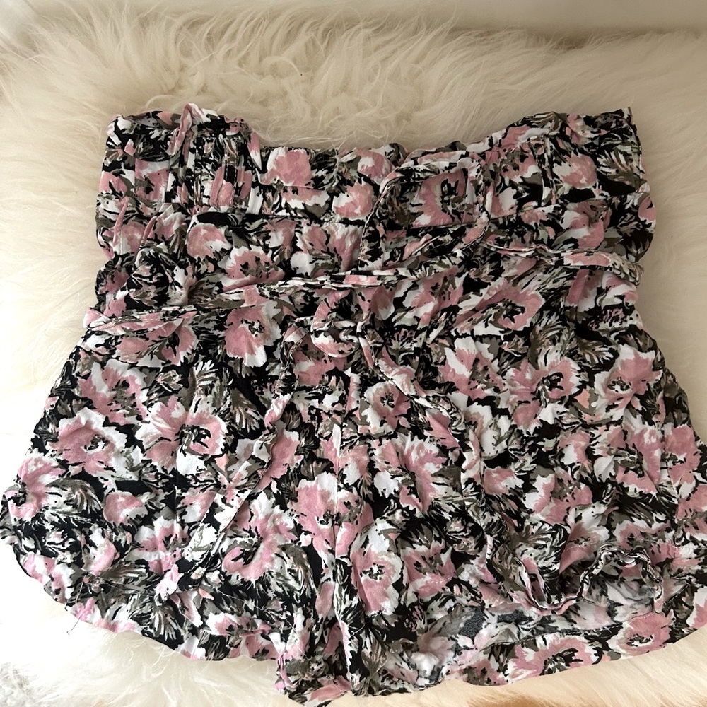 Beautiful floral high waisted shorts with fabric sash belt.